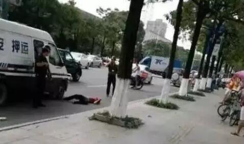 媒体：男子追砸运钞车被击毙 怪他“作死”吗？