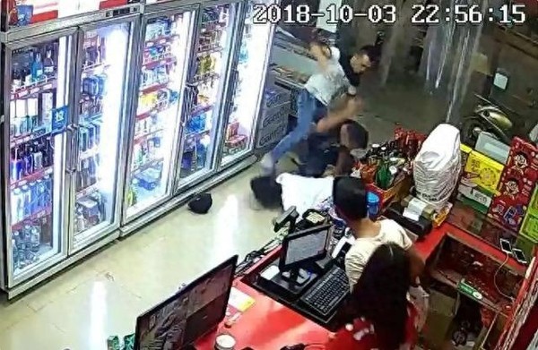 男子被殴瘫痪20个月后身亡，主凶仅获刑一年半——姐姐六年奔走维权，监控消失、死因被改、所长是凶手亲叔，真相在沉默中穿行
