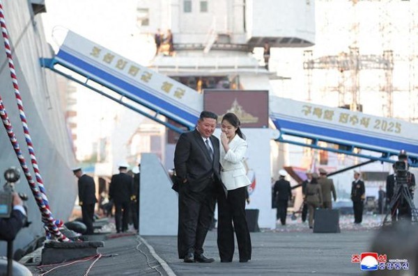 朝鲜海军迈入新时代：金正恩携女儿登舰庆祝“崔贤”号下水，揭开大舰战略新篇章
