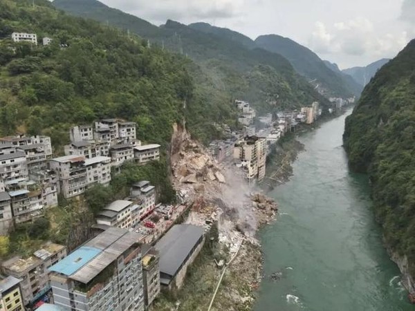 重庆彭水山体崩塌惊险还原：居民提前发现裂缝报警，巨石瞬间吞没房屋，8死34人失联背后的生死救援