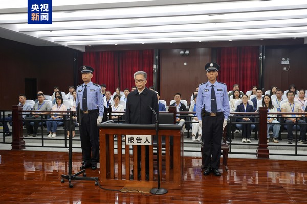 近20年敛财2.63亿 广西“老虎”彭晓春一审被判死缓 近20年敛财2.63亿 广西“老虎”彭晓春一审被判死缓
