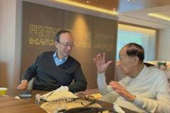 98岁李嘉诚最新近照曝光：福布斯画面中笑容满面，长实紧急辟谣“绝无其事”