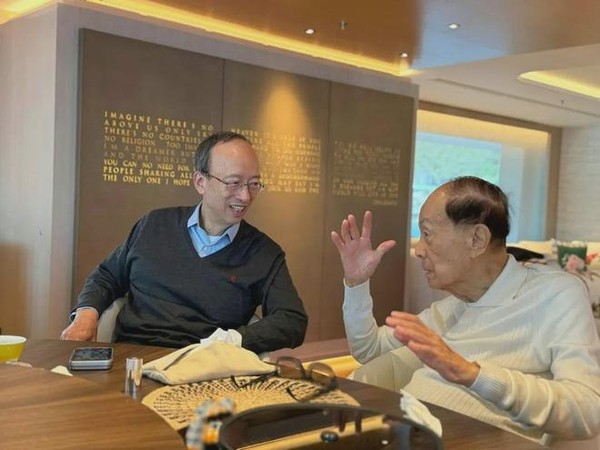 98岁李嘉诚最新近照曝光：福布斯画面中笑容满面，长实紧急辟谣“绝无其事”