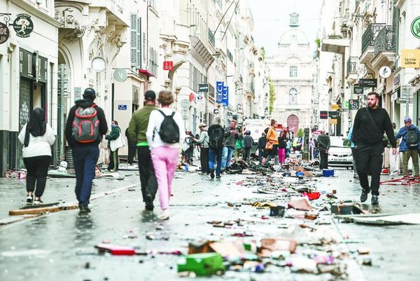 法国街头怒火再起：55万人抗议生活成本，百年市政厅被焚毁，治理危机浮出水面