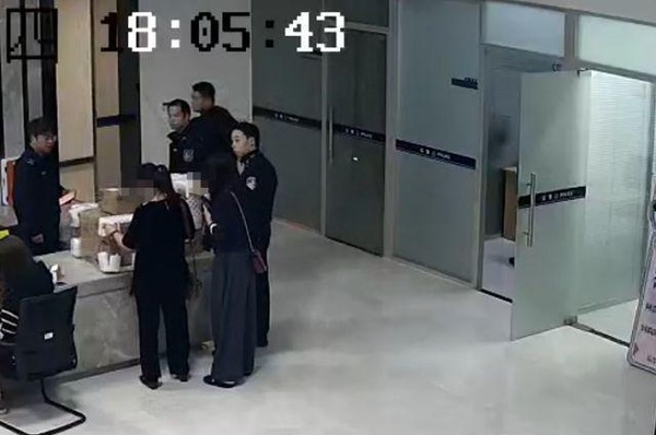 杭州女子求职“视频面试”遭远程操控，4万余元茅台手机险被寄走，警方3小时紧急截获包裹