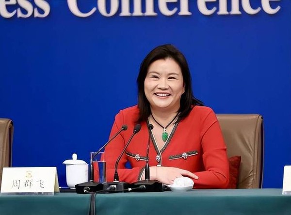 从流水线女工到1270亿女首富:周群飞用一块玻璃,磨穿了AI时代的产业周期 从流水线女工到1270亿女首富:周群飞用一块玻璃,磨穿了AI时代的产业周期