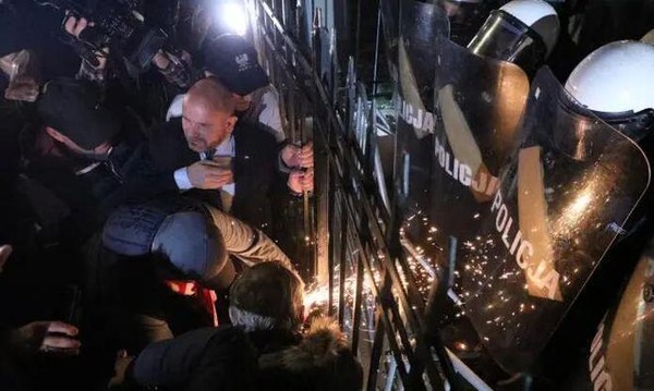 波兰宪法法院“政变”内幕曝光!总统纳夫罗茨基紧急回国,图斯克政府与最高法院冲突瞬间爆发 波兰宪法法院“政变”内幕曝光!总统纳夫罗茨基紧急回国,图斯克政府与最高法院冲突瞬间爆发