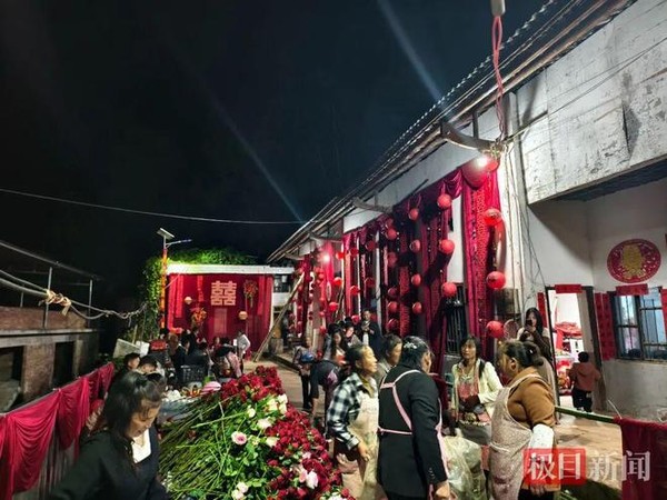云南小伙婚礼邀网友2千人撑场面!父亲早逝母亲改嫁成孤儿,网友冰箱猪肉烤炉齐聚彝良,文旅局副局长亲自到场巡查 云南小伙婚礼邀网友2千人撑场面!父亲早逝母亲改嫁成孤儿,网友冰箱猪肉烤炉齐聚彝良,文旅局副局长亲自到场巡查