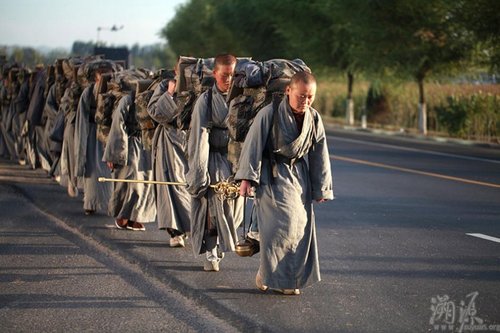 镜头记录中国的女性苦行僧生活 行脚乞食露宿野外