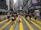 香港占中者“撑伞”参加马拉松 将标语强塞选手