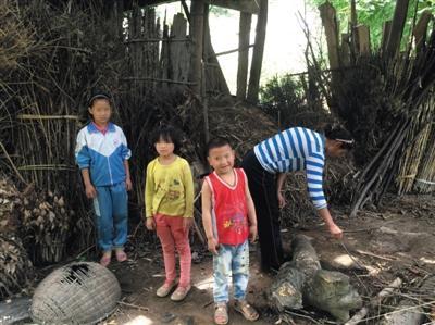 罗梅和她的三个孩子。中间两个孩子为罗梅夫妇在逃亡途中所生。新京报记者 萧辉 摄