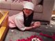 张杰夫妇庆祝结婚四周年 谢娜躺心形花瓣旁合影