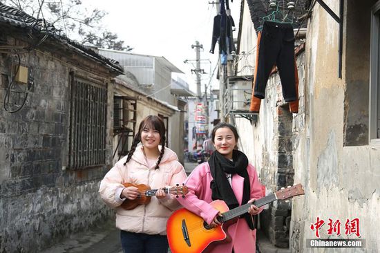 梦媛和小倩都是在南京上大学的大一学生，虽然她俩都不是南京人，但都喜爱着南京这座城市。前段时间《好想你》这首网络歌曲挺火的，喜欢唱歌的梦媛就萌生了拍一个南京版《好想你》的想法，最终，在两位摄影师朋友的帮助下，主要靠地铁和走路，在5天时间里跑遍了南京的45个拍摄地点，完成了初衷。梦媛说，我当初想拍这个片子还有一个想法，因为原片的后半部分有很多人举着牌子写“好想你”的画面，所以我想在春节前完成这个片子，用这个短片祝大家新年快乐！阖家团圆！也想对自己的爸爸妈妈说：“我好想你们”。陆伟
