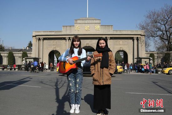 梦媛和小倩都是在南京上大学的大一学生，虽然她俩都不是南京人，但都喜爱着南京这座城市。前段时间《好想你》这首网络歌曲挺火的，喜欢唱歌的梦媛就萌生了拍一个南京版《好想你》的想法，最终，在两位摄影师朋友的帮助下，主要靠地铁和走路，在5天时间里跑遍了南京的45个拍摄地点，完成了初衷。梦媛说，我当初想拍这个片子还有一个想法，因为原片的后半部分有很多人举着牌子写“好想你”的画面，所以我想在春节前完成这个片子，用这个短片祝大家新年快乐！阖家团圆！也想对自己的爸爸妈妈说：“我好想你们”。陆伟