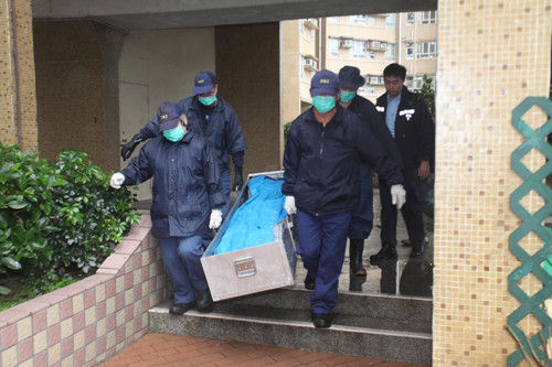 香港康盛花园堕楼丧生少女遗体被抬走。图自香港《大公报》