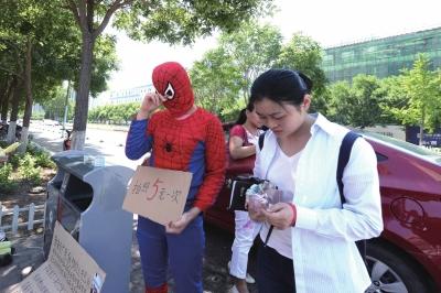 5岁半男童突患血病 母亲街头扮“蜘蛛侠”筹钱