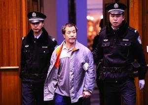 昨天，吴某（左二）因涉嫌故意伤害罪在北京市一中院受审。北京晨报记者 郝笑天/摄