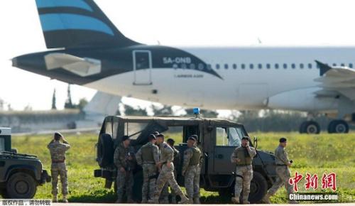 利比亚客机劫机者自称支持卡扎菲 不排除释放乘客