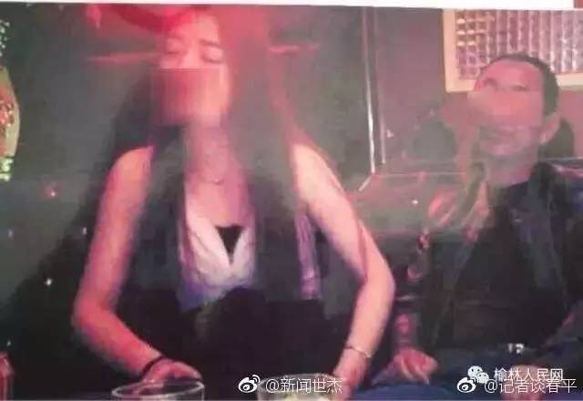爆料者在贴文中称，该图片中男子为横山区白界镇白界村村主任白永锋，照片拍摄于3月4日，图中场景为“白永锋和社会闲杂人等酗酒贪色、找小姐”。