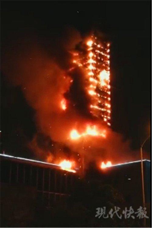 南京马群一高层建筑起火 已及时扑灭无人员伤亡