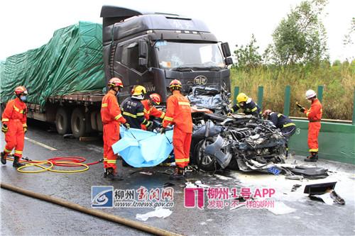 泉南高速发生3起严重交通事故:小车被压扁 4人死亡