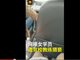 网曝威宁草海驾校男教练猥亵女学员视频:摸大腿 掀裙子