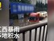 江西多地暴雨挂车闯积水 路人:还敢过?