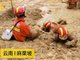 云南麻栗坡暴雨救援路遇塌方 消防陷泥潭挖泥爬行