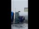 实拍江苏南通载50人大客车在沈海高速侧翻 4人受伤