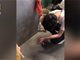 商丘一中学老师让学生教室砸自己手机 学生哭着砸碎