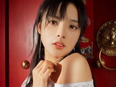 穿白色镂空上衣的漂亮女孩无内诱人写真