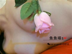 微博鱼鱼喵s价值100元玫瑰花露出套图