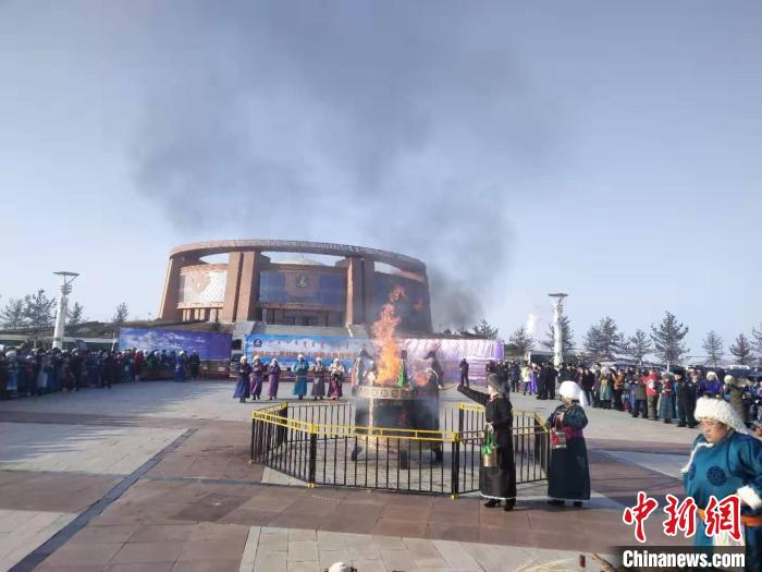 内蒙古察右后旗举行蒙古族传统祭火祈福风调雨顺