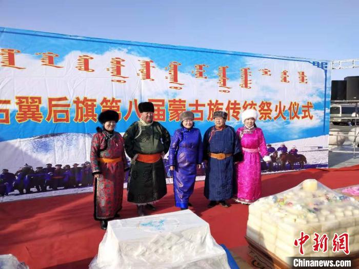 图文身着传统服饰的蒙古族民众参加祭火仪式。　张林虎 摄