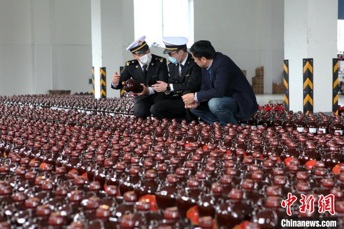 宁波海关监管出口酿酒企业助力复工复产。　傅漪纯 摄