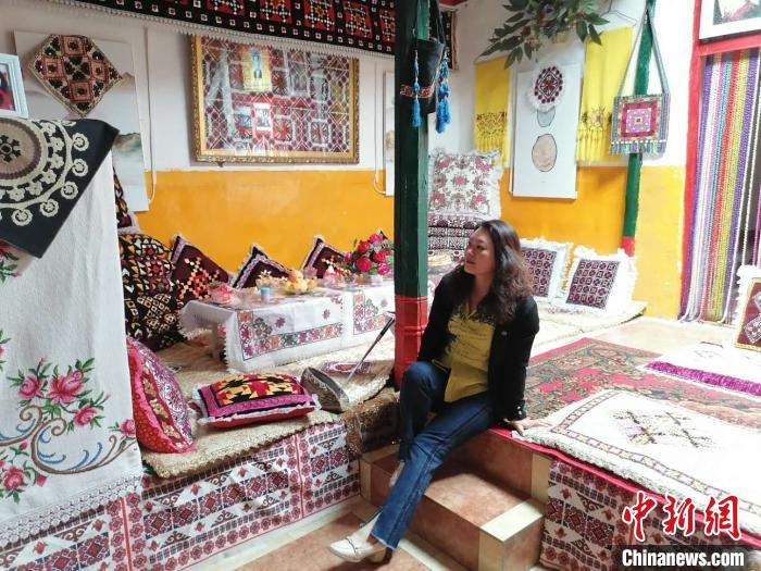 新疆阿克苏游客自驾到喀什地区塔县帕米尔旅游区，体验塔吉克族传统民居。　朱景朝 摄