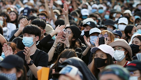 2020年8月16日，泰国曼谷，反政府示威者在曼谷民主纪念碑附近举行集会。图片来源：视觉中国