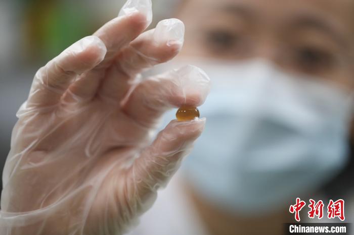 大闸蟹月饼的&ldquo;灵魂&rdquo;醋爆珠，能将镇江香醋、生姜、糖等混合酱料包裹在食用海藻胶形成的外衣当中。盒马供图