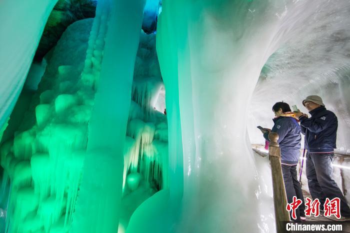 在山西省忻州市宁武县海拔2800米的管涔山上，万年冰洞吸引着不少游客到访。　曹建国 摄