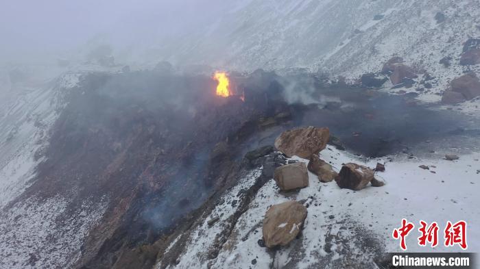 图为当地摄影师在冬季拍摄的千年地火。　曹建国 摄