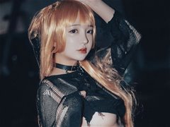 嘻哈风美女街头大胆展示完美半球