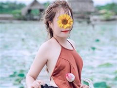 荷花池边的美女复古情怀洋溢人比花娇