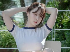 清晨阳光里的小美女温馨动人
