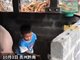 20余名留守娃轮流摆拍喂猪完成作业 流于形式的教育好吗？