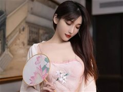 手执团扇的美女陆萱萱嫣然一笑众生迷