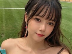 运动场上动感十足的可爱AI美女