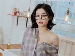 格仔宽松衬衫美女Rahee居家美乳露出来福利