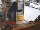 女孩被陌生男子一路尾随 机敏跑进店铺寻求帮助