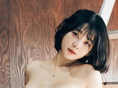 车库女孩Zia制服下藏不住的春天已来临2