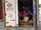 河南一冷藏车载人致8死 均为家中有娃女性